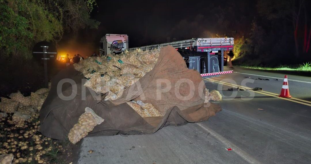 Caminhão tomba, atinge caminhonete e deixa dois feridos entre Poços e Caldas