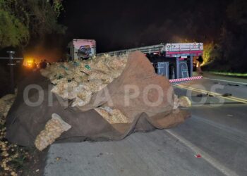 Caminhão tomba, atinge caminhonete e deixa dois feridos entre Poços e Caldas