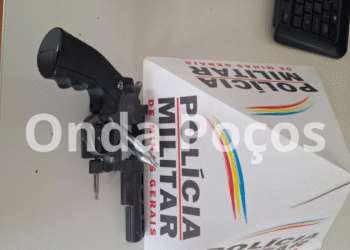 Homem é detido após mostrar arma de airsoft em frente a supermercado de Poços