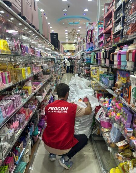 Três estabelecimentos são autuados por venda de produtos irregulares em Poços