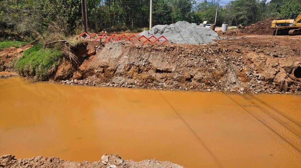 Ponte da Avenida Celanese passa por reconstrução em Poços de Caldas