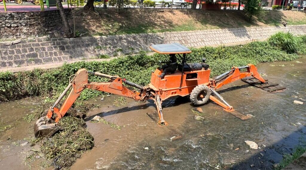 Limpeza de córregos e ribeirões segue em Poços de Caldas