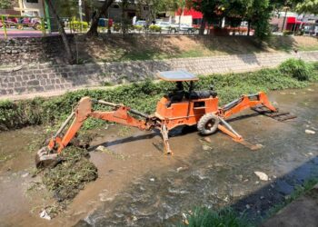 Limpeza de córregos e ribeirões segue em Poços de Caldas