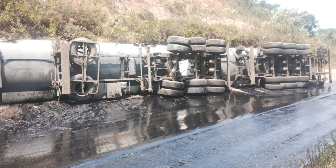 Caminhão carregado de óleo tomba e interdita trecho da MGC-267