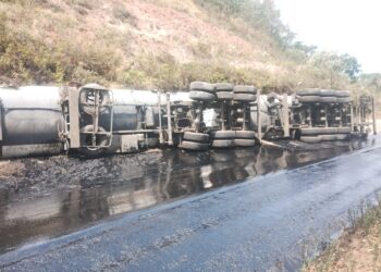 Caminhão carregado de óleo tomba e interdita trecho da MGC-267