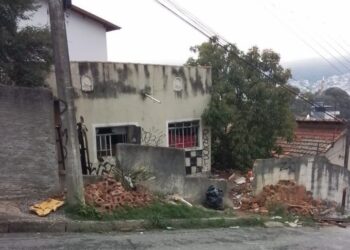 Prefeitura de Poços realiza ação integrada em imóvel abandonado