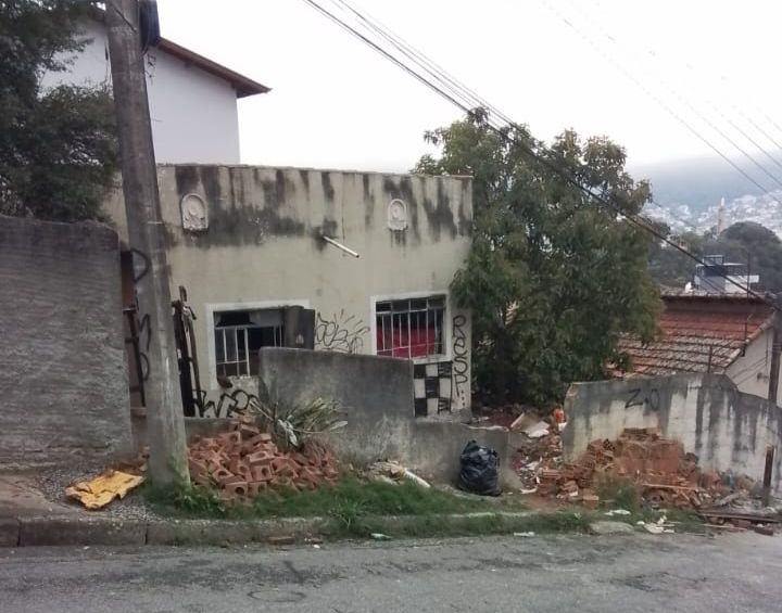 Prefeitura de Poços realiza ação integrada em imóvel abandonado