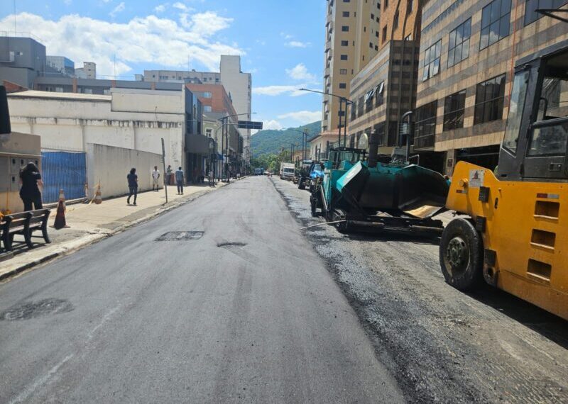 Prefeitura retoma pavimentação no Centro de Poços de Caldas; obra gera lentidão no trânsito