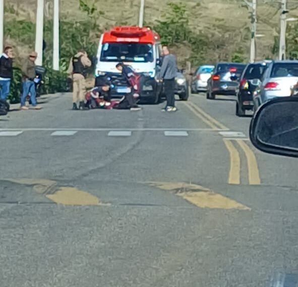 Motorista tenta retorno irregular e causa acidente em Poços com uma vítima