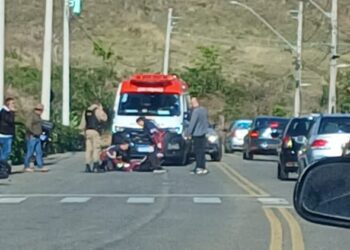 Motorista tenta retorno irregular e causa acidente em Poços com uma vítima