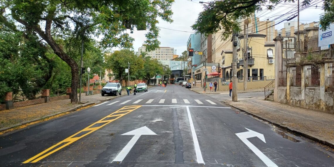 Demutran altera sinalização da Rua Junqueiras após novo asfaltamento em Poços