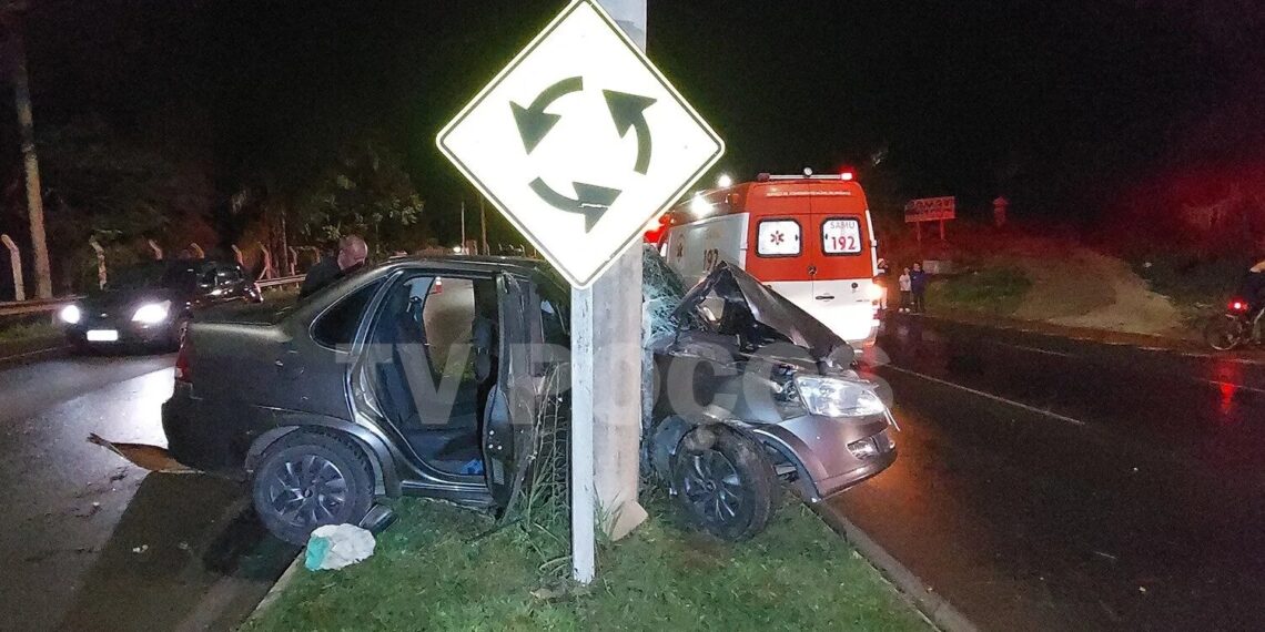 Jovem fica gravemente ferida após colisão contra poste em Poços de Caldas