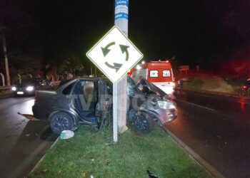 Jovem fica gravemente ferida após colisão contra poste em Poços de Caldas