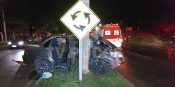 Jovem fica gravemente ferida após colisão contra poste em Poços de Caldas