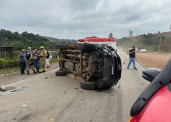 Duas pessoas ficam feridas após acidente entre carro e caminhonete na MG-179