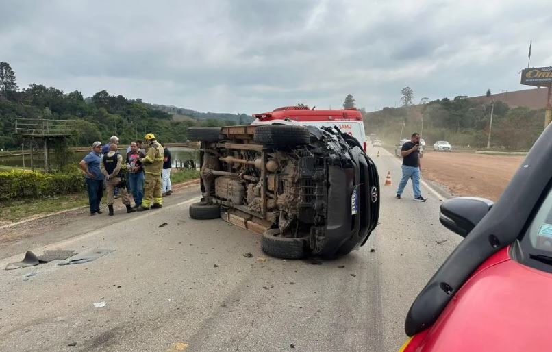 Duas pessoas ficam feridas após acidente entre carro e caminhonete na MG-179