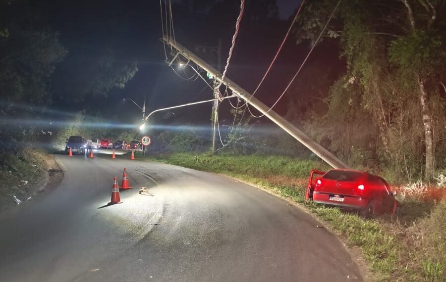 Condutor fica ferido após colisão com poste na AMG-1545 em Poços de Caldas