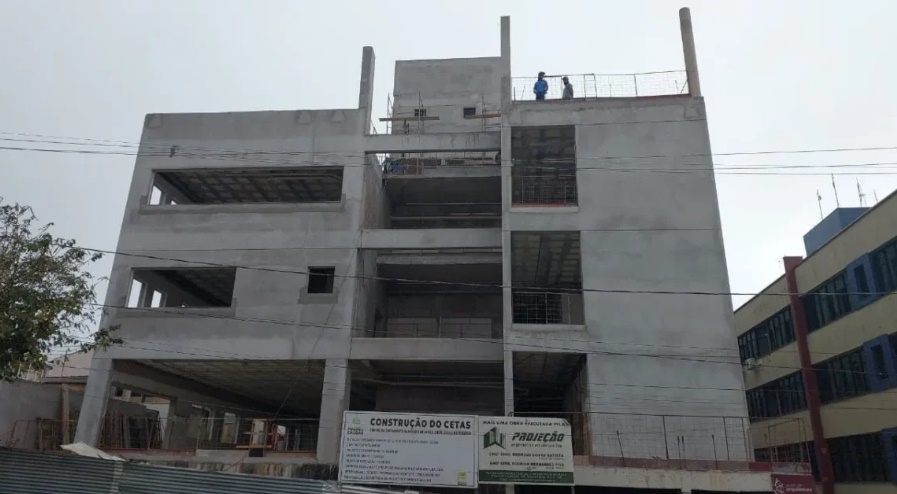 URGENTE: Operário de obra do Hospital do Câncer de Poços tem braço decepado após acidente com betoneira