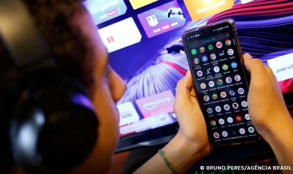 Governo anuncia classificação indicativa para apps e nova faixa etária