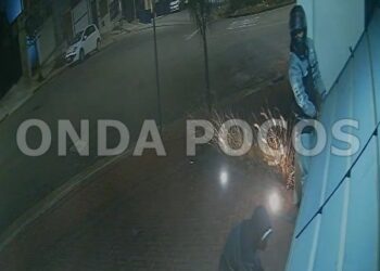 Vídeo mostra homens invadindo condomínio para tentar furtar motos na zona oeste de Poços