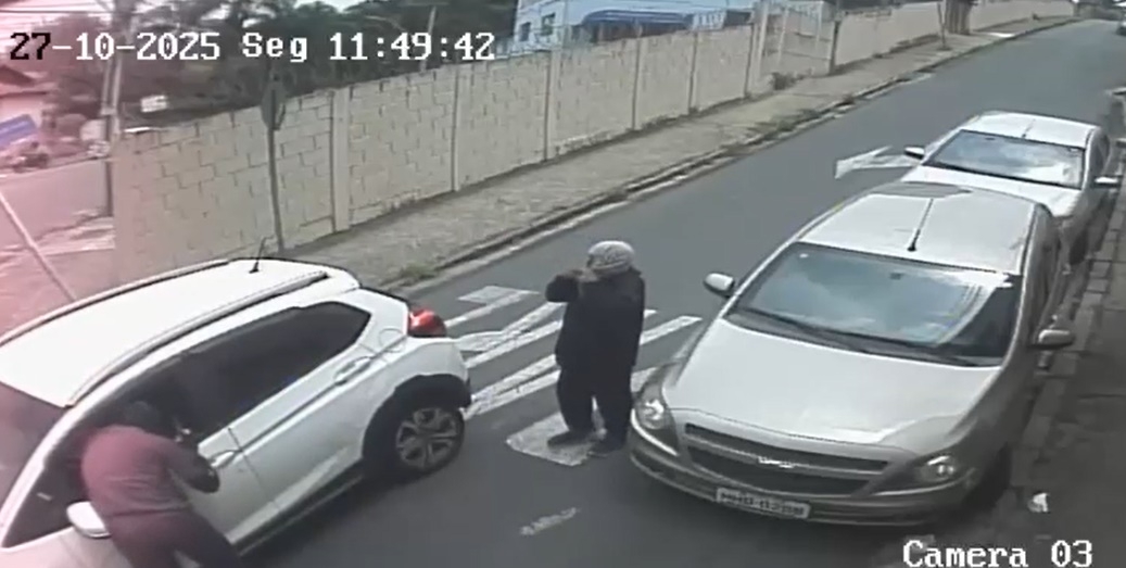 Vídeo mostra exato momento de assalto a veículo em Poços de Caldas