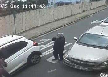 Vídeo mostra exato momento de assalto a veículo em Poços de Caldas