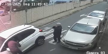Vídeo mostra exato momento de assalto a veículo em Poços de Caldas