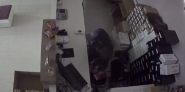 Imagens de circuito interno mostram ação de criminoso dentro de loja de sapatilhas que foi arrombada no centro de Poços