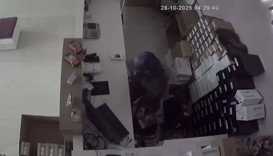Imagens de circuito interno mostram ação de criminoso dentro de loja de sapatilhas que foi arrombada no centro de Poços