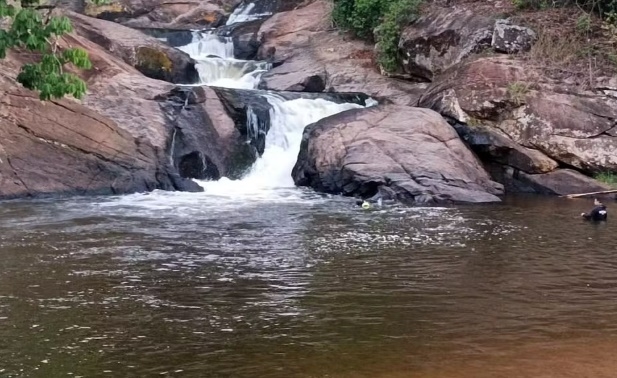 Bombeiros encontram corpo de homem que desapareceu após se afogar em cachoeira no Sul de Minas