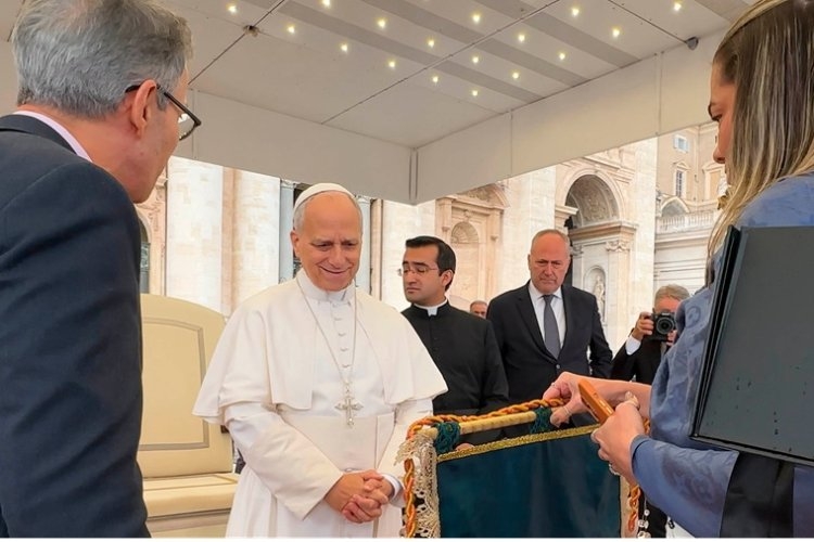 Papa recebe artesanato de Sabará 