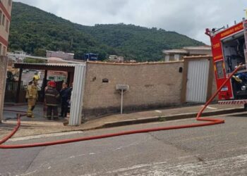 Incêndio atinge residência em Poços de Caldas e mobiliza Corpo de Bombeiros