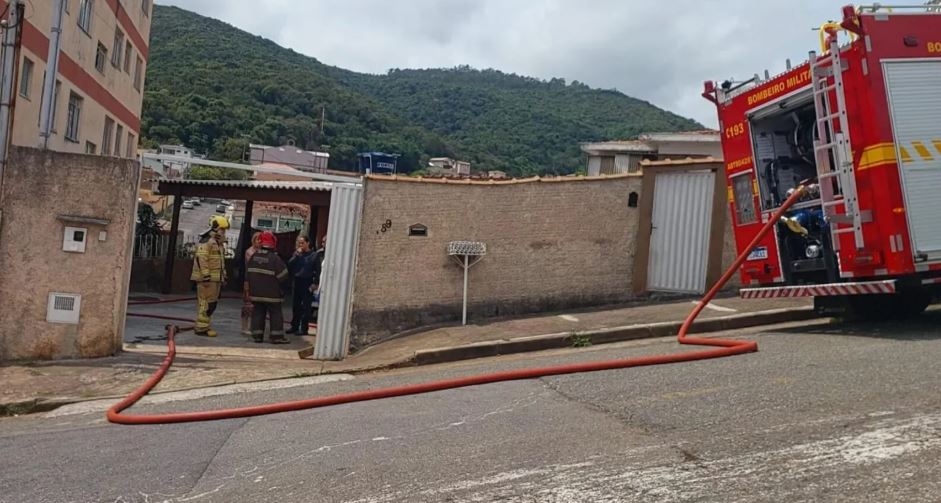 Incêndio atinge residência em Poços de Caldas e mobiliza Corpo de Bombeiros