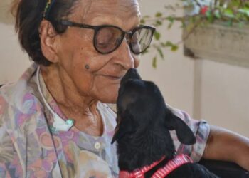 Idosa em cuidados paliativos revê sua cadelinha em encontro emocionante