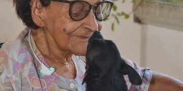 Idosa em cuidados paliativos revê sua cadelinha em encontro emocionante