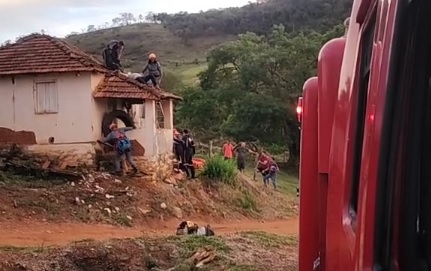 Piloto de paraglider de Poços de Caldas cai sobre telhado de casa em zona rural de Divinolândia