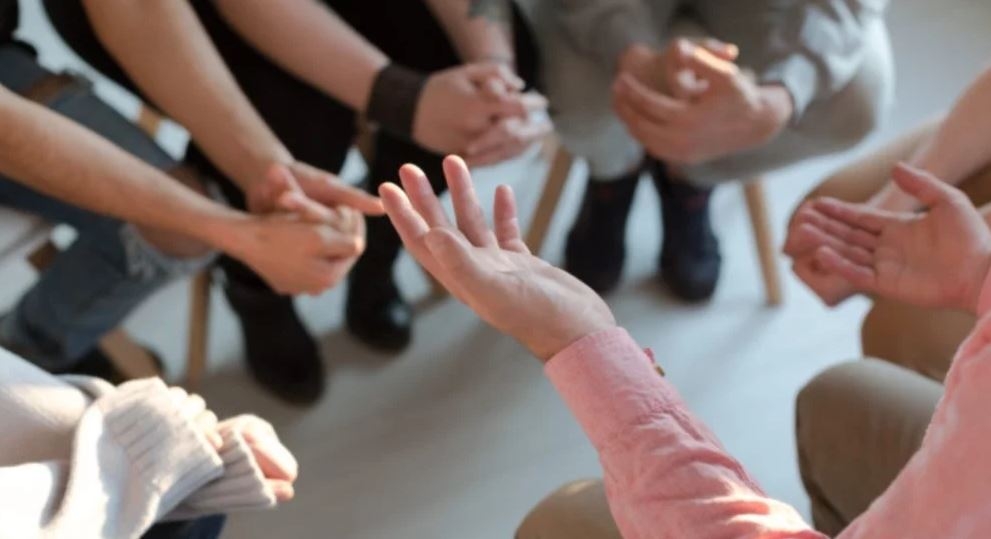 Psicólogas são contratadas para apoiar saúde mental nas escolas municipais de Poços