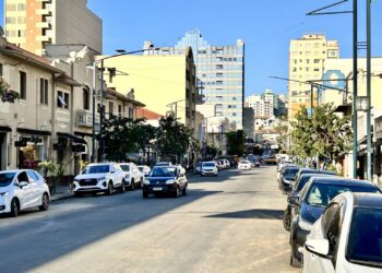 Rua Prefeito Chagas recebe novo asfalto nesta terça-feira (21) em Poços