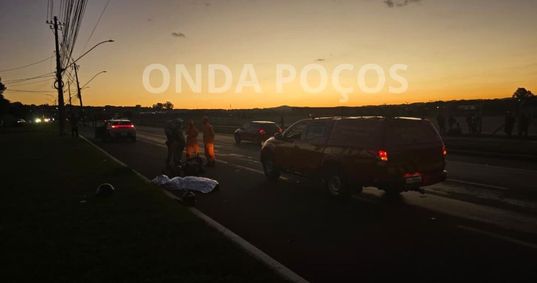 URGENTE: mulher morre e condutor de moto fica ferido após acidente em Poços