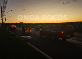 URGENTE: mulher morre e condutor de moto fica ferido após acidente em Poços
