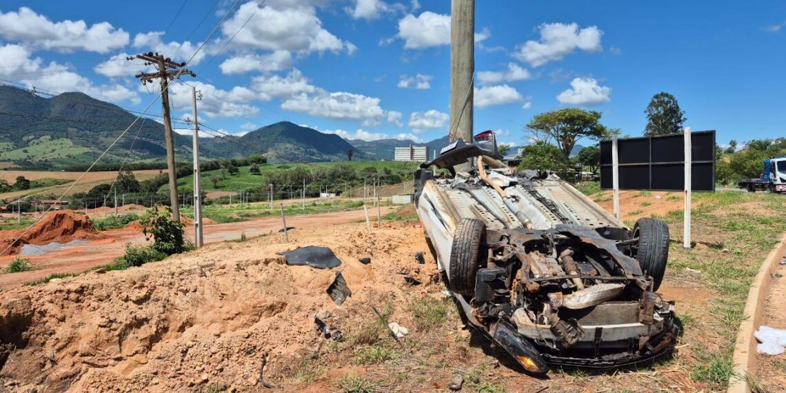 Dois jovens ficam feridos após grave acidente na MG-455