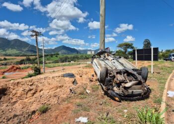 Dois jovens ficam feridos após grave acidente na MG-455