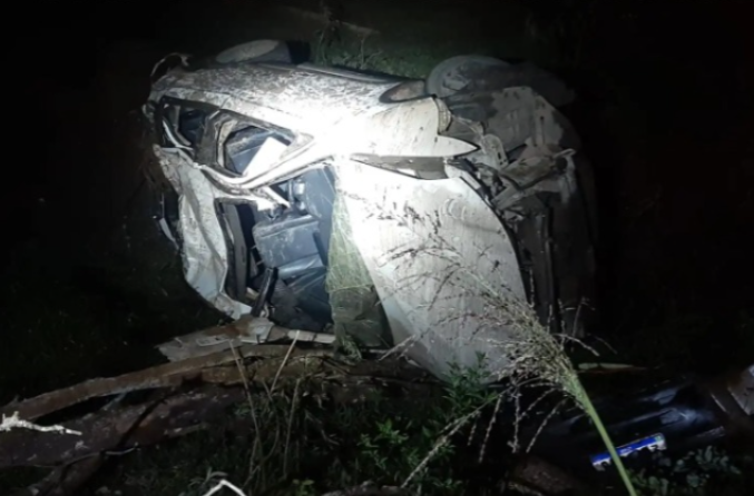 Homem morre e duas mulheres ficam feridas após capotamento na MG-456