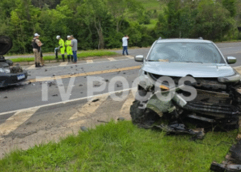 Colisão entre dois veículo acontece em trevo de Poços de Caldas