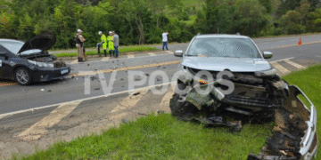 Colisão entre dois veículo acontece em trevo de Poços de Caldas