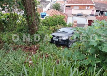 Mistério: carro é encontrado caído em barranco na Zona Oeste de Poços de Caldas