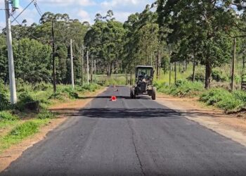 Depois de quase um ano parada, Avenida Celanese passa por micro pavimentação para reabrir ponte