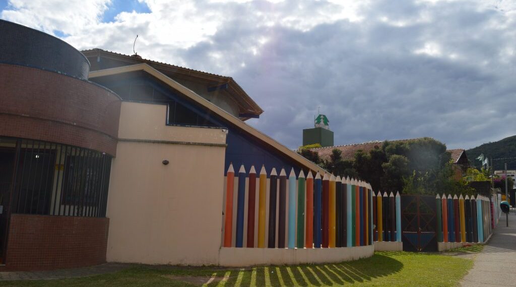 Poços sanciona lei que cria Vale-Creche para crianças sem vaga na rede municipal