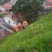 Bombeiros resgatam cães que caíram em barranco no Jardim Vitória, em Poços