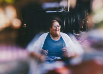 Jéssica Balbino, autora de Poços de Caldas, leva a autoficção radical de Porca Gorda para Salvador e São Paulo